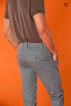 Milano pantalón chino hombre en algodón pima extra slim fit ①