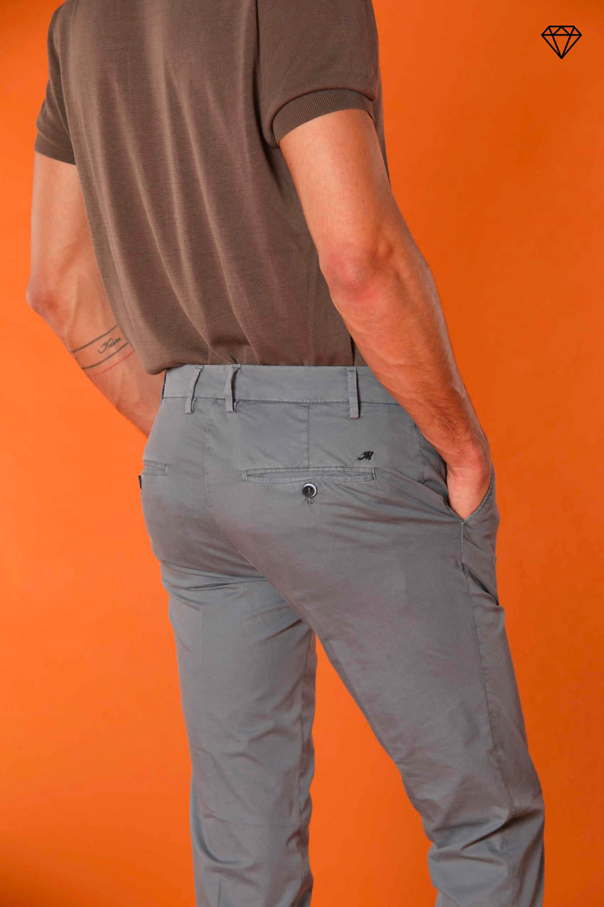 Milano pantalón chino hombre en algodón pima extra slim fit ①