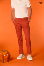 Milano pantalón chino hombre en algodón pima extra slim fit ①