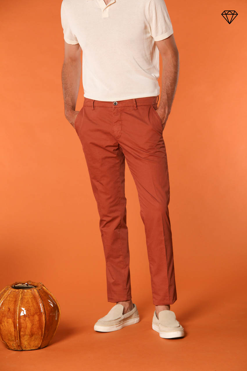 Milano pantalón chino hombre en algodón pima extra slim fit ①