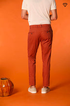 Milano pantalón chino hombre en algodón pima extra slim fit ①