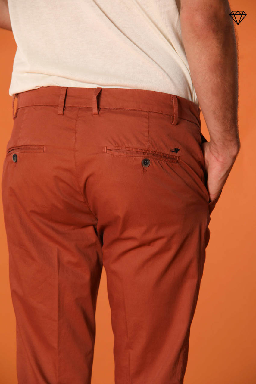 Milano pantalón chino hombre en algodón pima extra slim fit ①