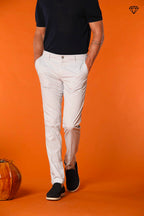 Milano pantalón chino hombre en algodón pima extra slim fit ①
