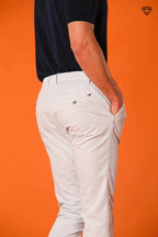 Milano pantalón chino hombre en algodón pima extra slim fit ①