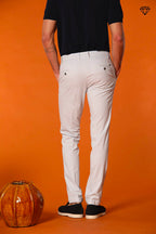 Milano pantalón chino hombre en algodón pima extra slim fit ①