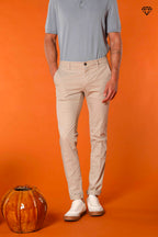 Milano pantalón chino hombre en algodón pima extra slim fit ①