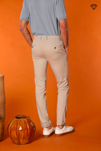 Milano pantalón chino hombre en algodón pima extra slim fit ①