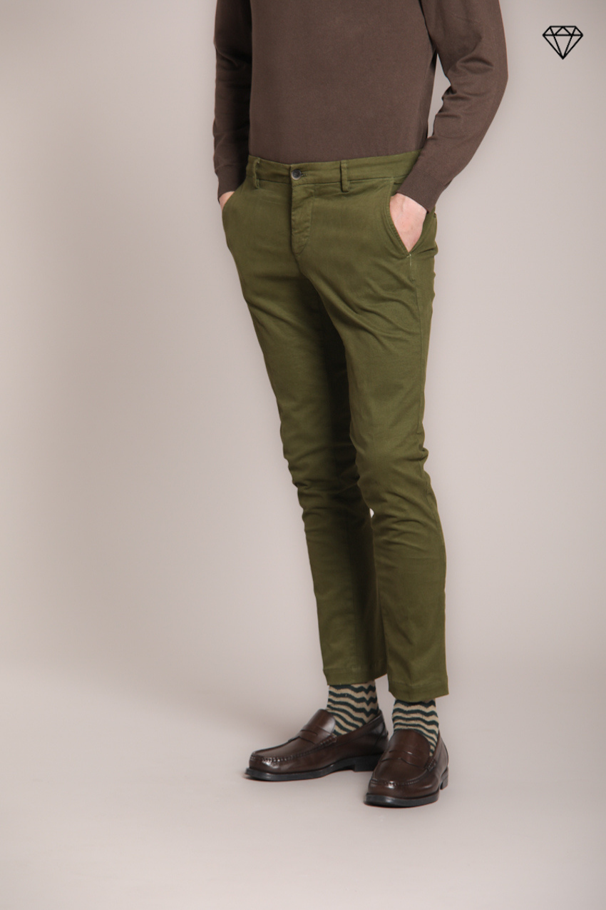 Milano pantalón chino hombre en gabardina stretch extra slim fit ①