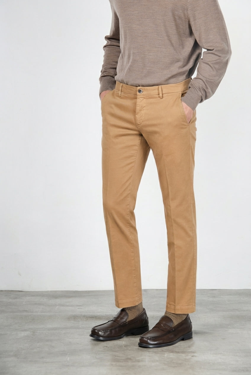 Milano Chinohose für Herren aus Stretch-Gabardine mit extra slim fit ①
