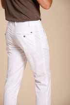 Milano pantalón chino hombre en gabardina stretch extra slim fit ①