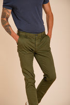 Milano pantalón chino hombre en gabardina stretch extra slim fit ①