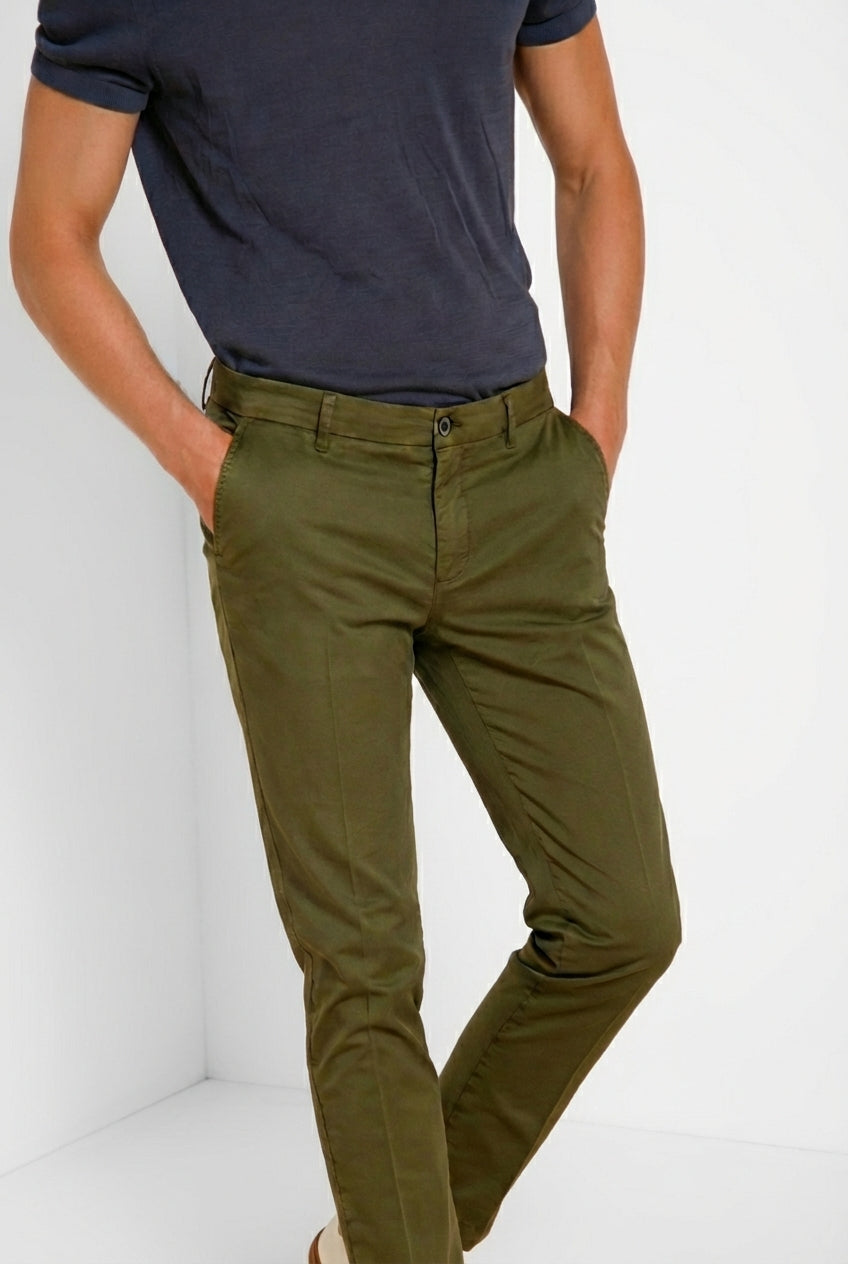 Milano pantalón chino hombre en gabardina stretch extra slim fit ①