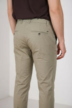 Milano pantalón chino hombre en gabardina stretch extra slim fit ①