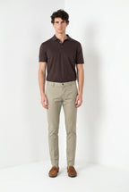 Milano pantalón chino hombre en gabardina stretch extra slim fit ①