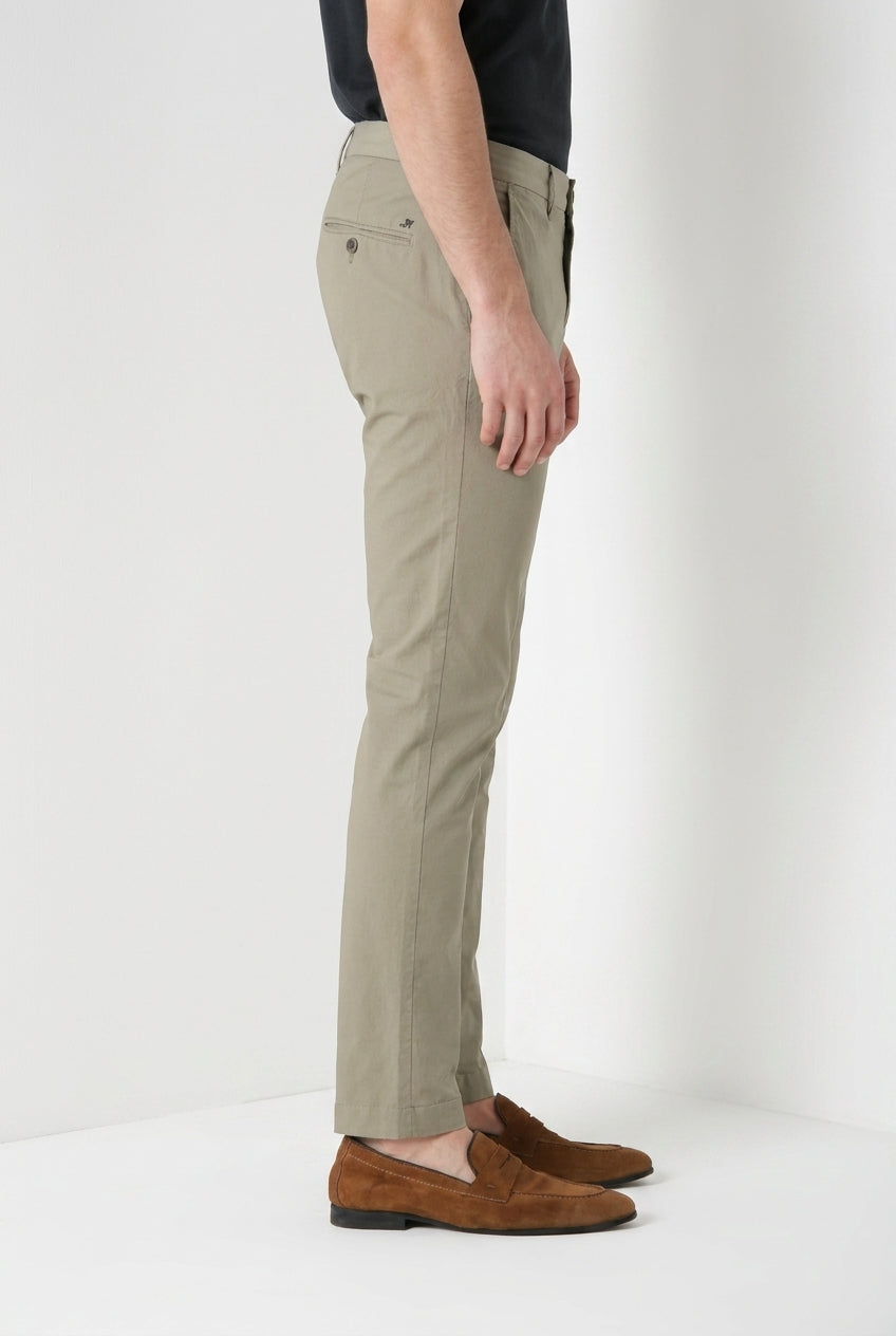 Milano pantalón chino hombre en gabardina stretch extra slim fit ①