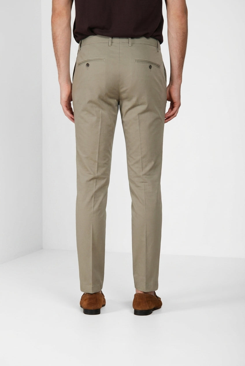Milano pantalón chino hombre en gabardina stretch extra slim fit ①
