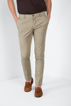 Milano pantalón chino hombre en gabardina stretch extra slim fit ①