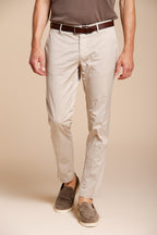 Milano pantalón chino hombre en gabardina stretch extra slim fit ①
