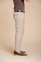 Milano pantalón chino hombre en gabardina stretch extra slim fit ①