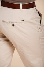 Milano pantalón chino hombre en gabardina stretch extra slim fit ①