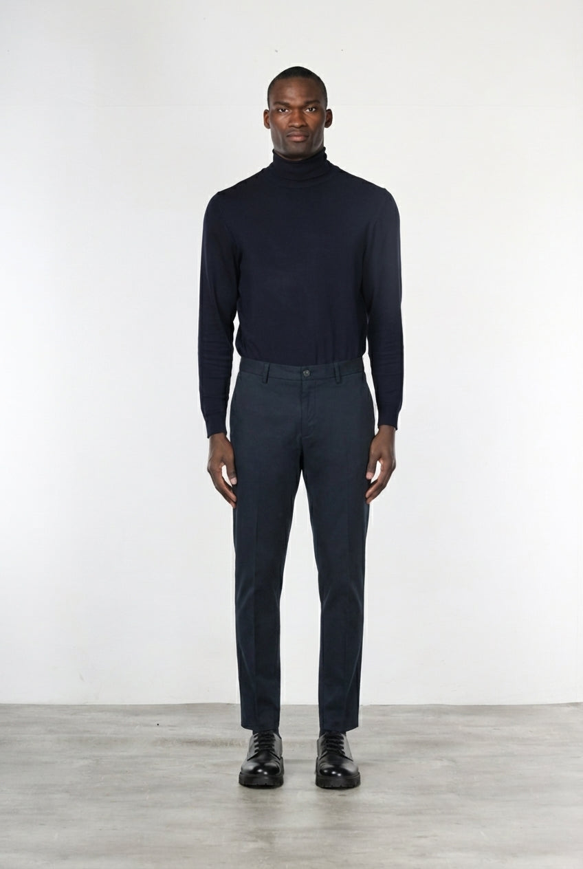 Milano pantalón chino hombre en gabardina stretch, corte extra slim ①