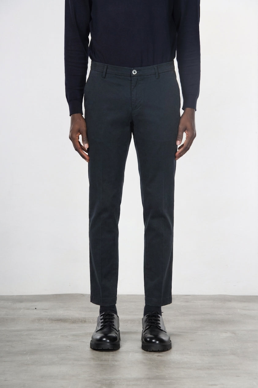 Milano pantalón chino hombre en gabardina stretch, corte extra slim ①