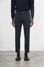 Milano pantalón chino hombre en gabardina stretch, corte extra slim ①