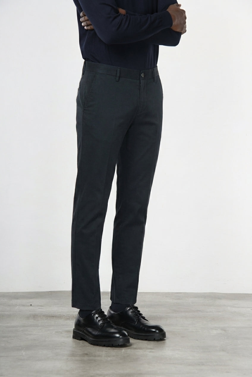 Milano pantalón chino hombre en gabardina stretch, corte extra slim ①