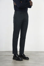 Milano pantalón chino hombre en gabardina stretch, corte extra slim ①