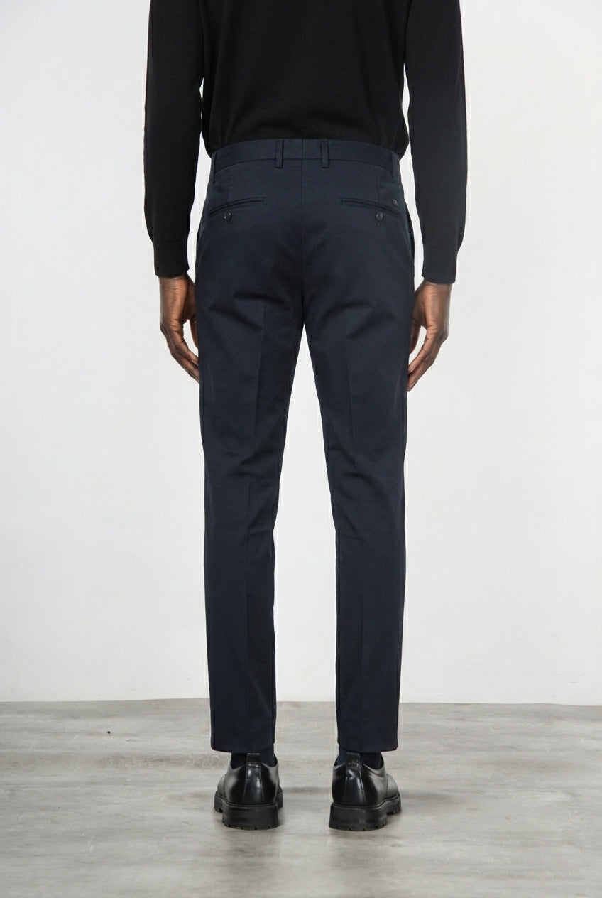 Milano pantalón chino hombre en gabardina stretch, corte extra slim ①