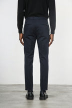 Milano pantalón chino hombre en gabardina stretch, corte extra slim ①