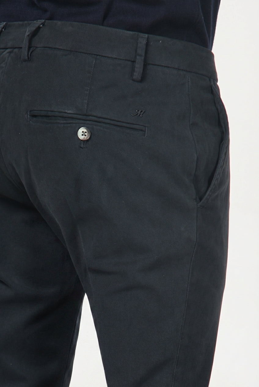 Milano pantalón chino hombre en gabardina stretch, corte extra slim ①
