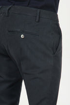 Milano pantalón chino hombre en gabardina stretch, corte extra slim ①