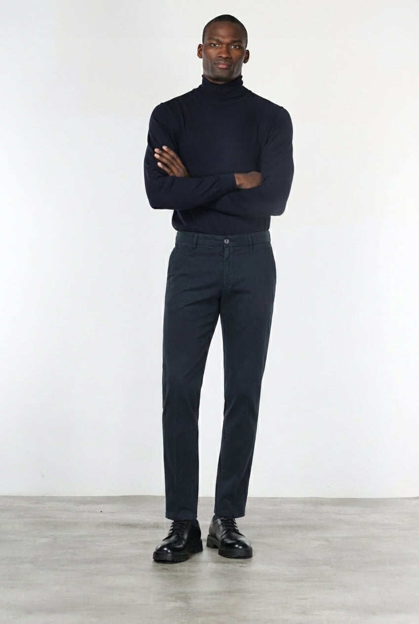Milano pantalón chino hombre en gabardina stretch, corte extra slim ①