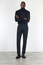 Milano pantalón chino hombre en gabardina stretch, corte extra slim ①