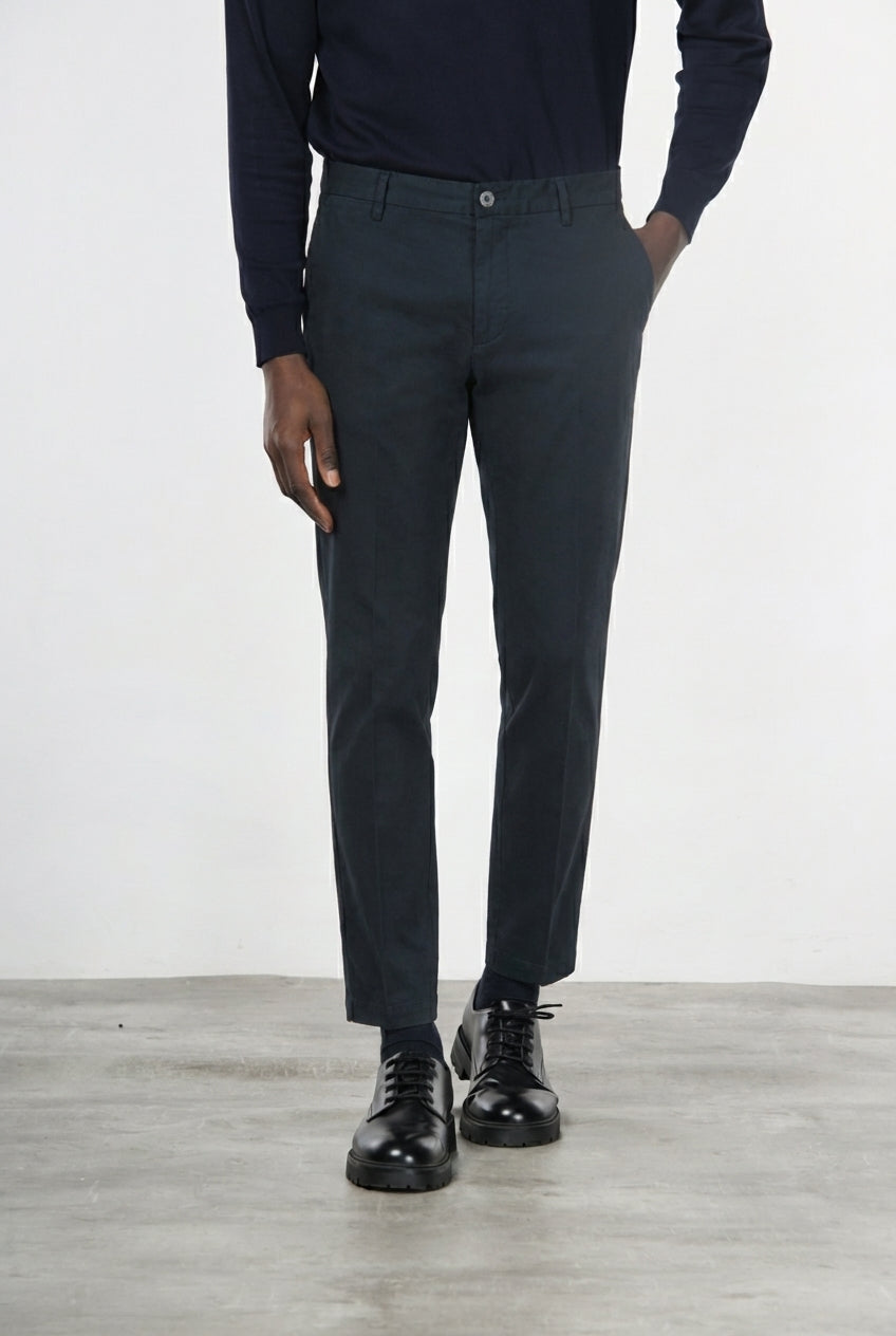 Milano pantalón chino hombre en gabardina stretch, corte extra slim ①