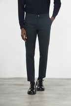 Milano pantalón chino hombre en gabardina stretch, corte extra slim ①