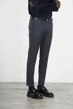 Milano Chinohose für Herren aus Stretch-Gabardine mit extra slim fit ①

