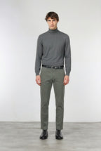  Milano pantalón chino hombre en gabardina stretch, corte extra slim ①