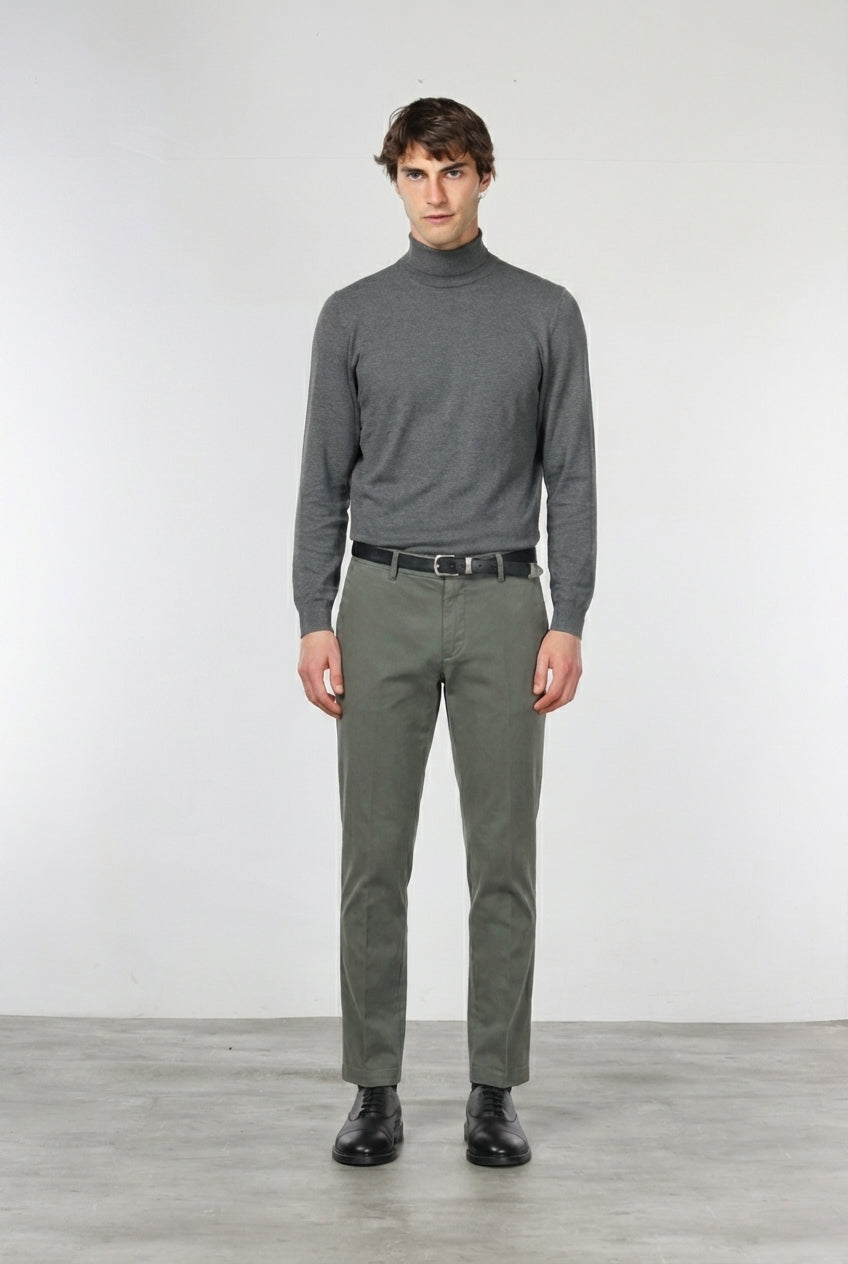  Milano pantalón chino hombre en gabardina stretch, corte extra slim ①