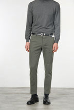  Milano pantalón chino hombre en gabardina stretch, corte extra slim ①