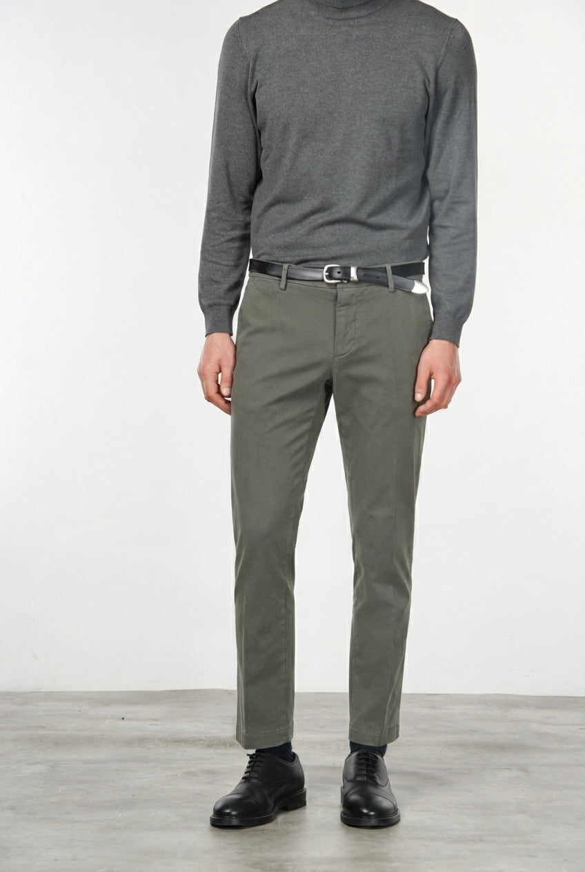  Milano pantalón chino hombre en gabardina stretch, corte extra slim ①