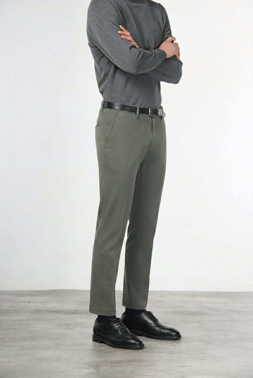  Milano pantalón chino hombre en gabardina stretch, corte extra slim ①