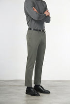 Milano pantalón chino hombre en gabardina stretch, corte extra slim ①