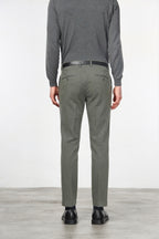  Milano pantalón chino hombre en gabardina stretch, corte extra slim ①