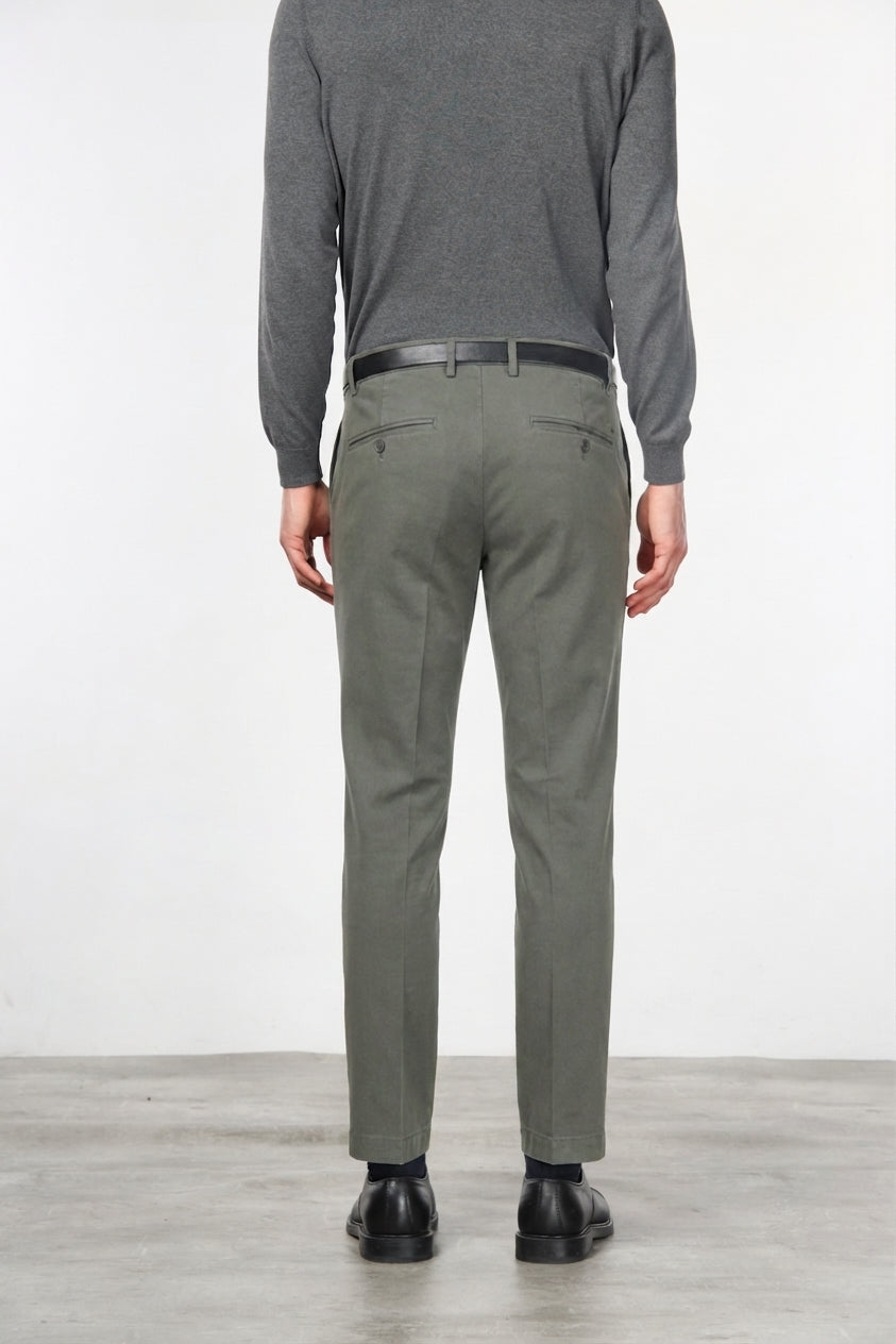  Milano pantalón chino hombre en gabardina stretch, corte extra slim ①