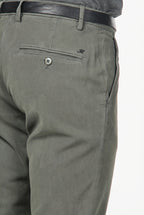  Milano pantalón chino hombre en gabardina stretch, corte extra slim ①