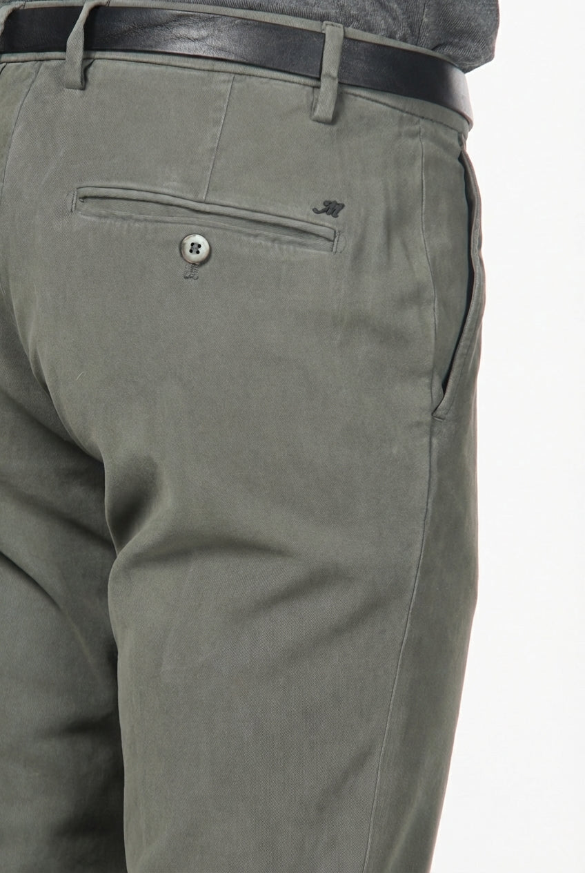 Milano pantalón chino hombre en gabardina stretch, corte extra slim ①