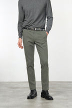  Milano pantalón chino hombre en gabardina stretch, corte extra slim ①