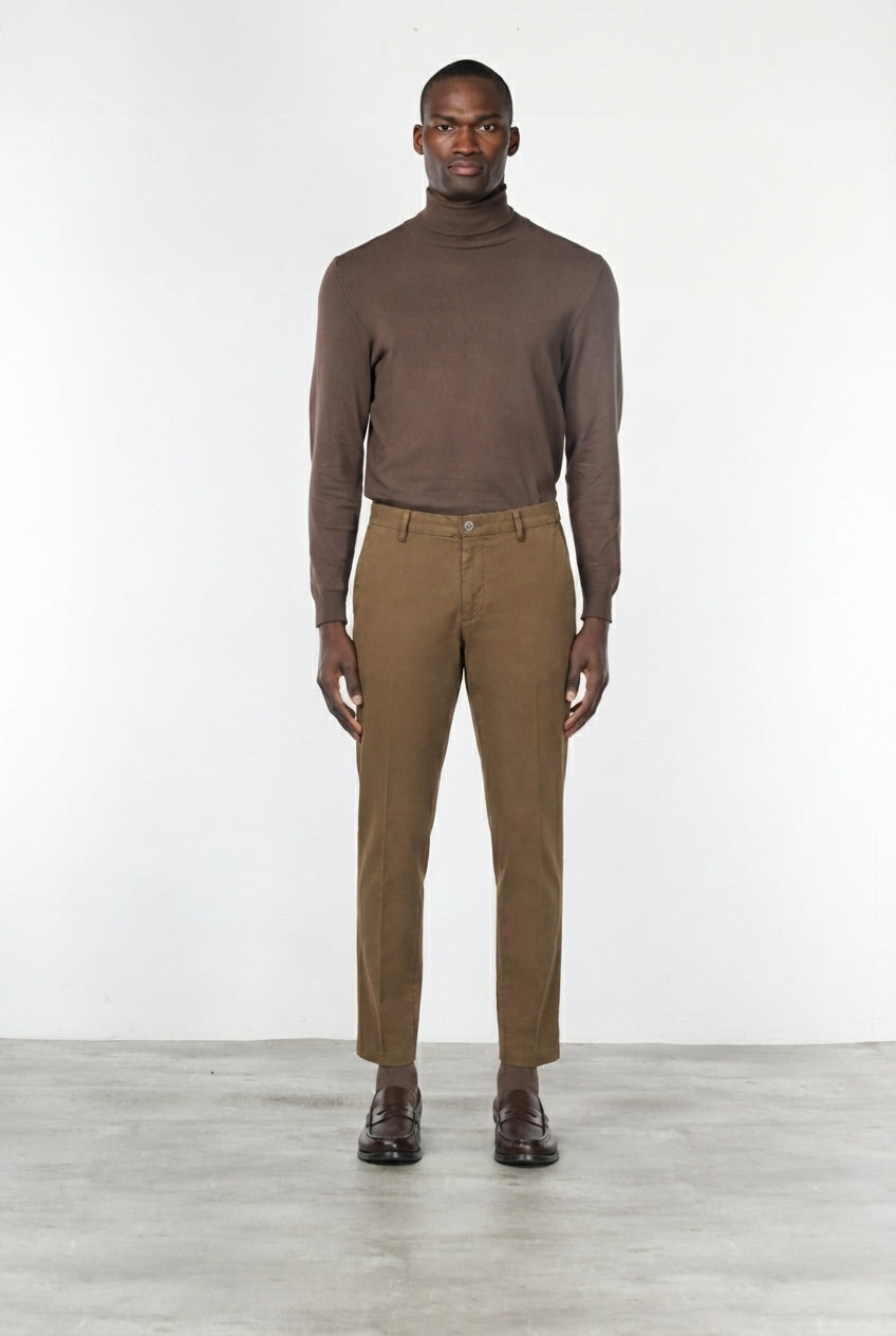 Milano pantalón chino hombre en gabardina stretch, corte extra slim ①